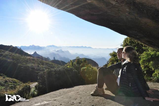 Sob a enorme rocha do Castelo do Açu, admirando a beleza do Parque Nacional da Serra dos Órgãos, no Rio de Janeiro